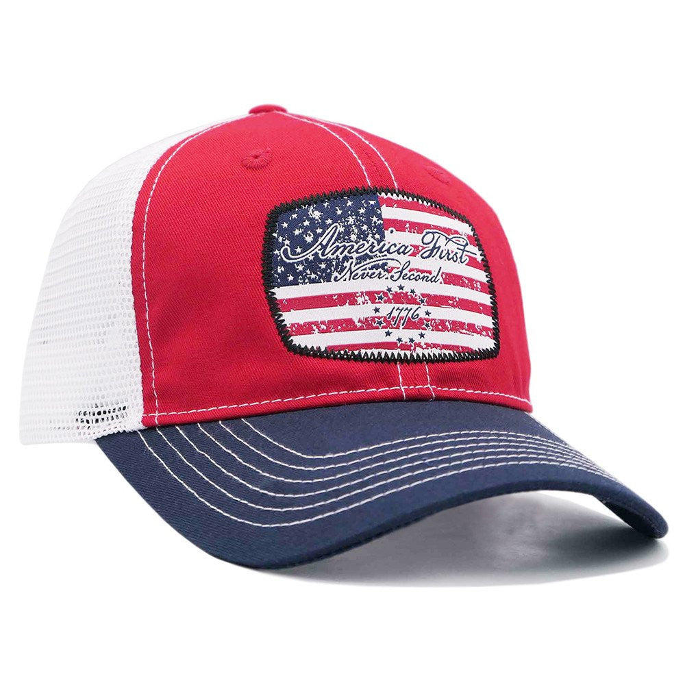 Cappellino rosso e blu navy con la scritta "America First Never Second"
