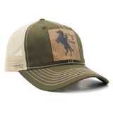 Cappellino da camionista verde con la scritta "Indomabile".