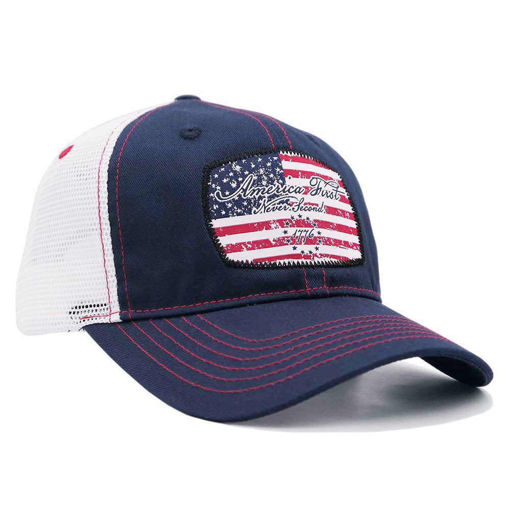 Cappellino blu navy con la scritta "America First Never Second".